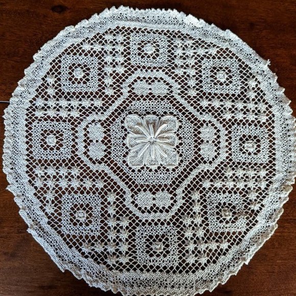 REDUCED Vintage Ecru-Coloured Doily – c 1940s/1950s - Picture 1 of 4